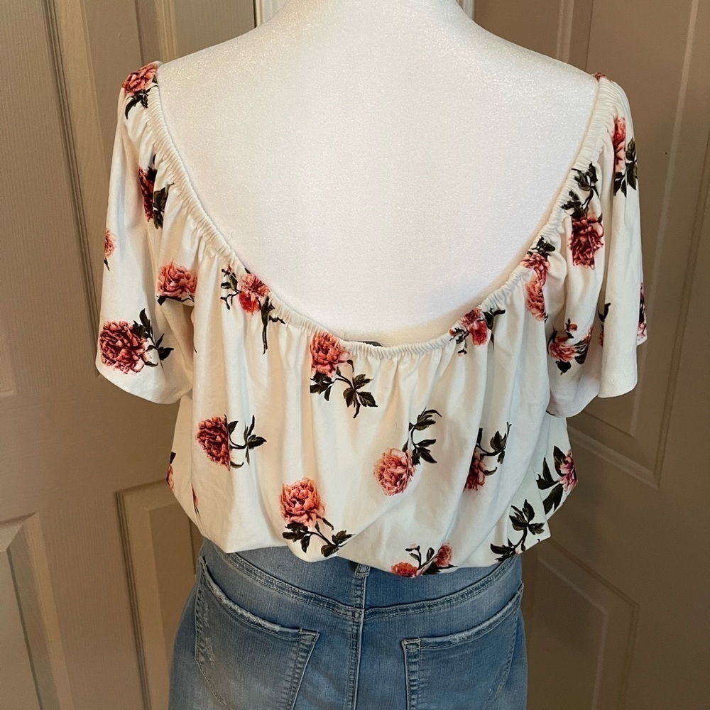 Rue21 Cropped Blouson Rose Print Top - Picture 2 of 9
